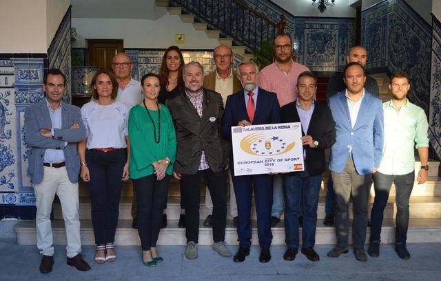 Los miembros de ACES han sido recibidos por una comitiva en la Puerta Noble del Ayuntamiento de Talavera de la reina