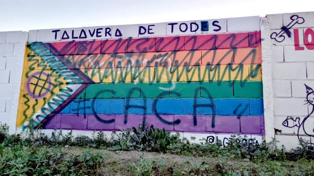 Mural con la bandera LGTBI en Talavera