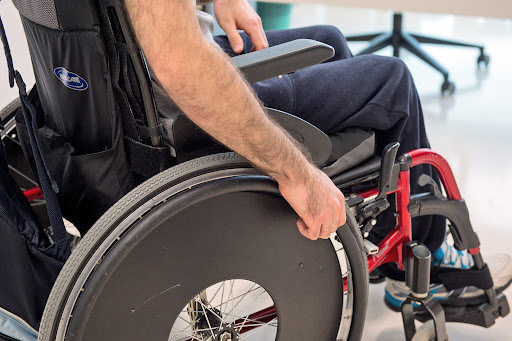 Un hombre en silla de ruedas