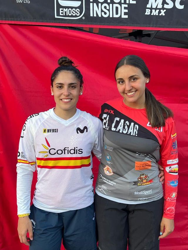 Leire Cedenilla, miembro del club BMX El Casar, junto a Carla Gómez, piloto de dicho club.