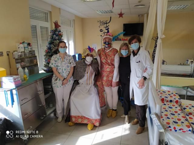 REYES MAGOS | Baltasar visita a los niños ingresados en el Hospital de Toledo