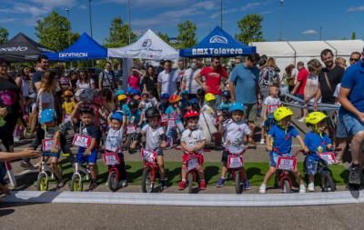 Vídeo y fotos: Éxito de las carreras de bici sin pedales para menores de 5 años