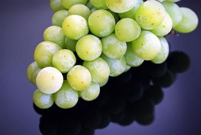 Advierten del riesgo de asfixia por las uvas en menores de 5 y mayores de 65 años