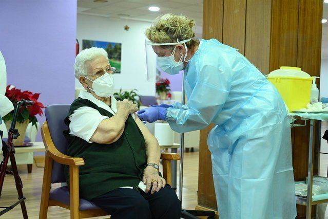 Primer día de vacunación, en la residencia de mayores Los Olmos de  (27 de diciembre)