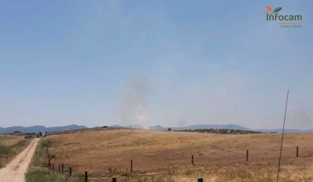 Diez medios y 40 personas trabajan en extinguir un incendio declarado en Valdeverdeja