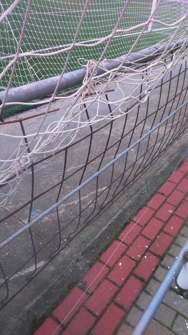 Un juvenil se clava una valla del campo de Patrocinio en un partido