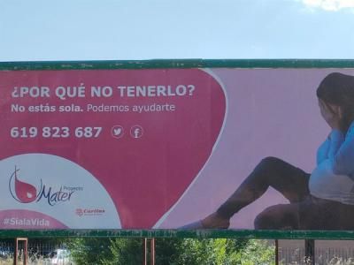 Cáritas coloca una valla ‘antiaborto’ en las inmediaciones del Hospital de Talavera