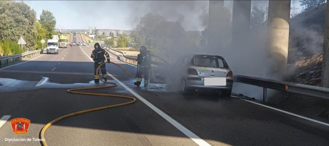 ¡Impresionante!: Un vehículo queda completamente calcinado en la entrada a Talavera