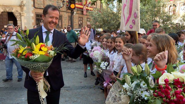 Un millar de niños participan en la ofrenda floral del Corpus