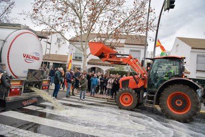 Los agricultores derraman 25.000 litros de vino francés en protesta contra las políticas hidrológicas