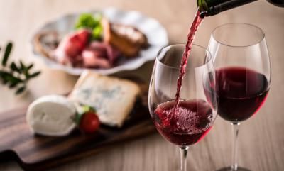 El vino tinto mejora la salud intestinal