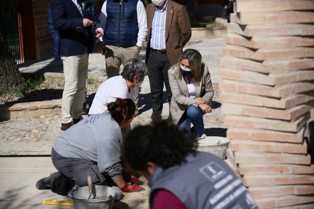 Visita de la alcaldesa a un taller de empleo | Archivo