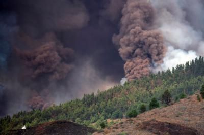 El volcán de La Palma tiene siete bocas y la lava ha alcanzado viviendas evacuadas