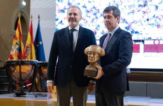 Tomás Rufo recibe el Trofeo Nicanor Villalta como mejor faena de la temporada en Zaragoza