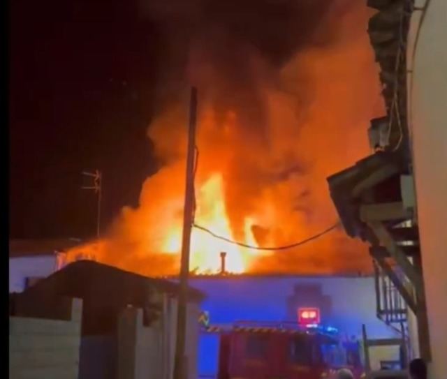 Los bomberos contienen un incendio en Calzada de Oropesa tras horas de trabajo nocturno