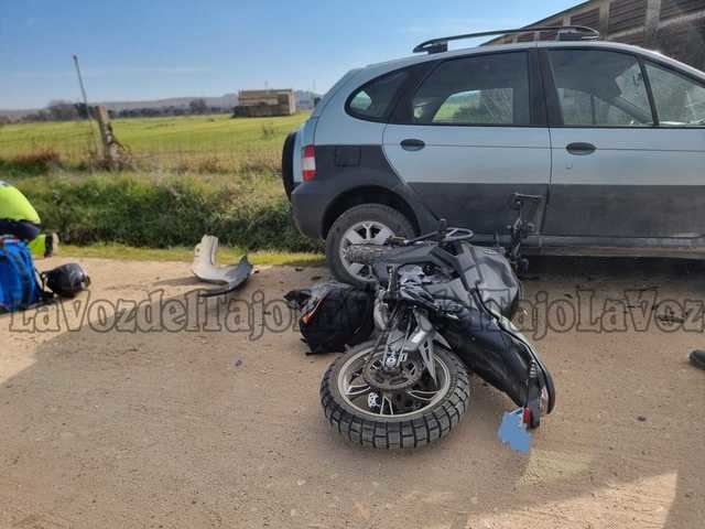 Impactante choque frontal en Lucillos: Un motorista de 57 años, herido tras ser embestido por un turismo