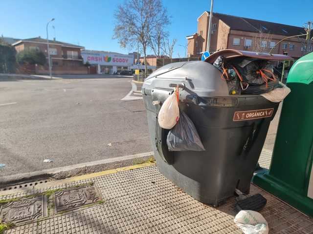 Talavera, más sucia que nunca. Calles sin limpiar, muebles y enseres en el suelo...