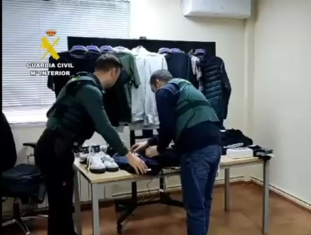 Dos ladrones son atrapados in fraganti robando en una tienda de ropa