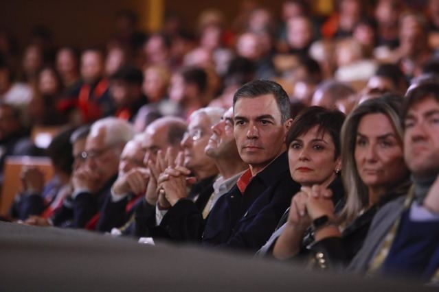 Sánchez felicita a García-Page por su reelección y le ofrece el apoyo de Ferraz y el Gobierno