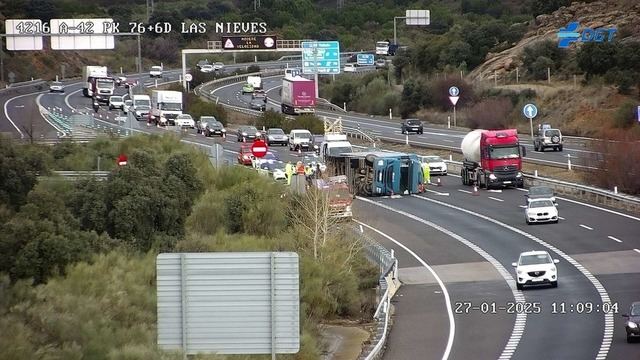 El vuelco de un camión que transportaba cerdos genera retenciones en la A-42