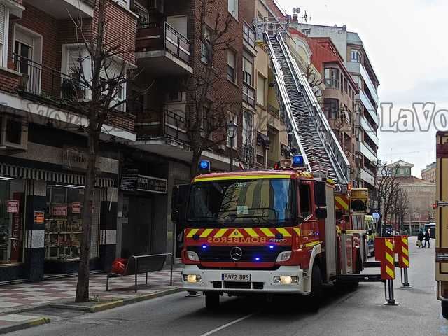 Los Bomberos rescatan a un anciano tras sufrir una caída en su vivienda de Talavera