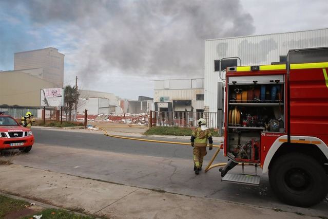 Un incendio devora una empresa cárnica en Toledo: Los bomberos luchan contra el fuego