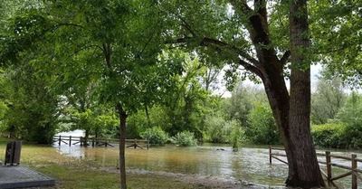 Escalona pide máxima precaución y no acercarse al Alberche, crecido por el desembalse del Burguillo