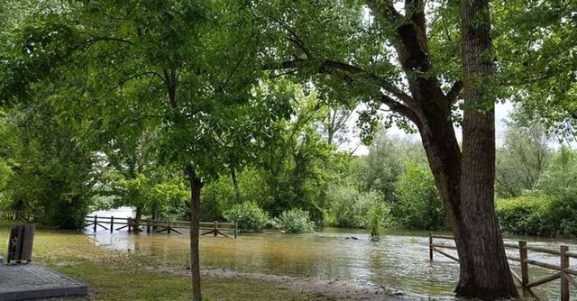 Escalona pide máxima precaución y no acercarse al Alberche, crecido por el desembalse del Burguillo