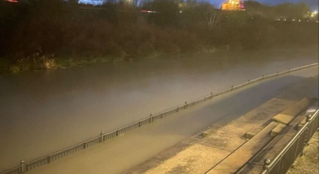 Las fuertes lluvias inundan el parking del recinto ferial de Talavera y llenan el embalse de Cazalegas