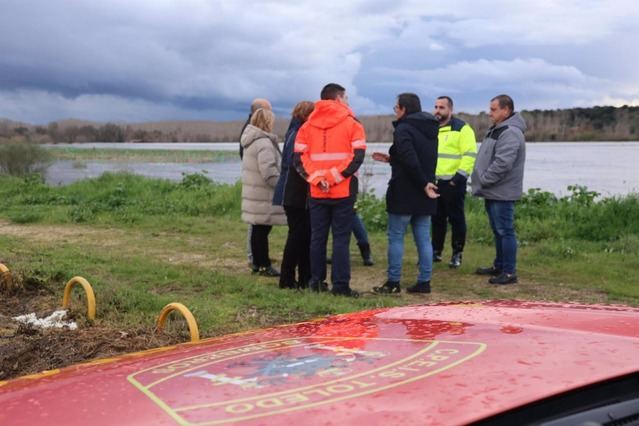 La crecida del Alberche obliga a evacuar a 58 personas de la urbanización Calalberche