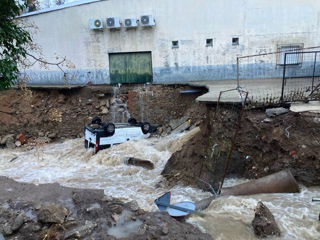 Desbordamiento en Jarandilla de la Vera: una riada arrastra vehículos y causa el corte de carreteras