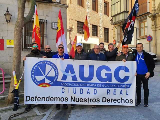 Policías Nacionales y Guardias Civiles salen a las calles de toda España