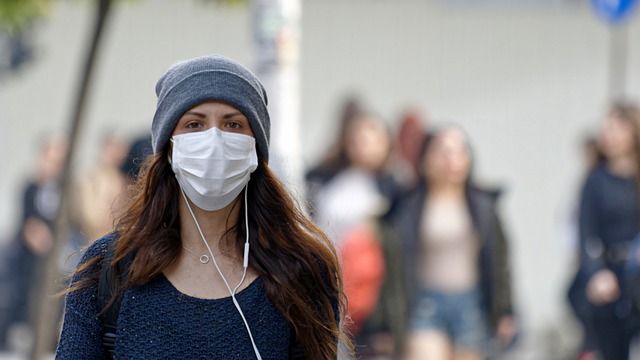 Restricciones: Page pedirá volver a usar la mascarilla en exteriores