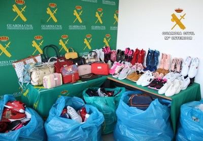 La Guardia Civil interviene 121 bolsos y 567 pares de zapatillas falsificadas