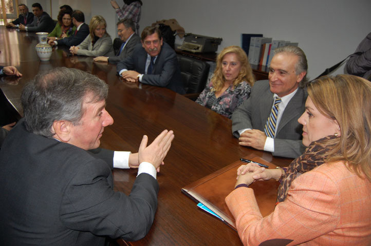 Cospedal durante la reunión celebrada en FEPEMTA con empresarios de Talavera y comarca. (Foto: Carlos Granda)