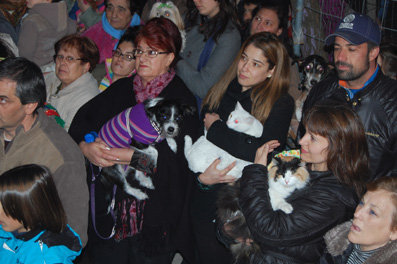 Dueños y animales estuvieron expectantes a la bendición de Don Vicente. (Foto: J.F.)