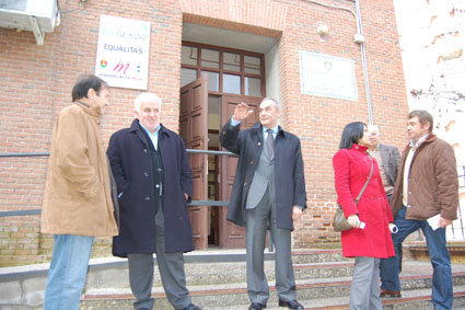 El alcalde y varios concejales visitaron las antiguas dependencias de las Escuelas del Prado. (Foto: J.F.)