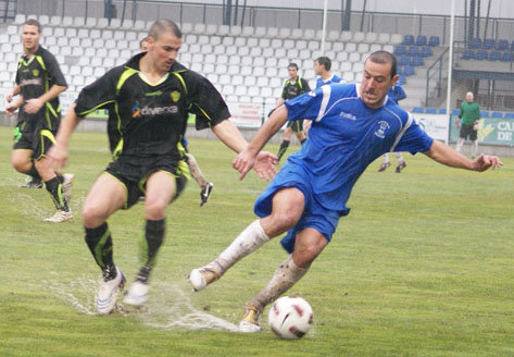 El agua deslució el derbi disputado en El Prado. (Foto: LVDT)