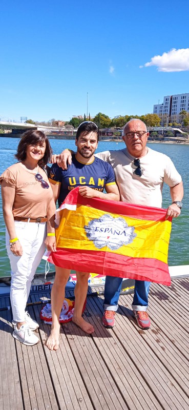 Paco Cubelos junto a sus padres