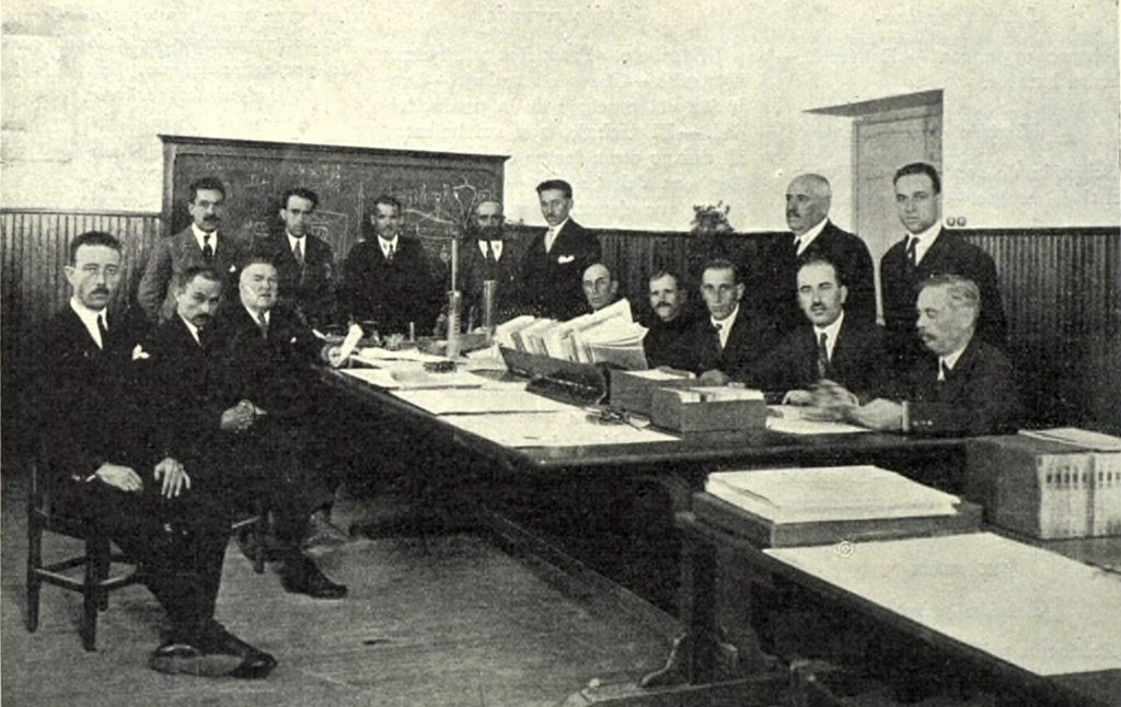 Grupo de maestros asistentes al curso de enseñanza agrícola impartido en 1924 en el Grupo escolar Cervantes (el quinto sentado, empezando a contar desde la derecha, es don Antonio Lenguas y Lázaro, maestro director del campo agrícola de Camarena (Toledo). Fotografía publicada en “Producción. Revista mensual ilustrada” nº 98, noviembre 1924.