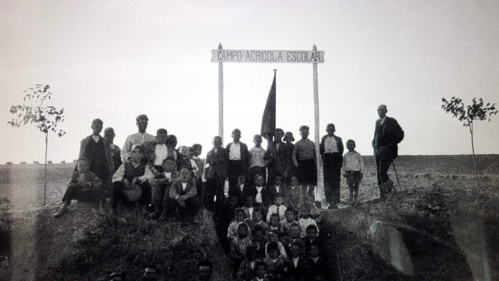 Fotografía de los alumnos y del maestro director, don Antonio Lenguas y Lázaro, del Campo Agrícola Escolar de Camarena, tomada entre 1922 y 1936.