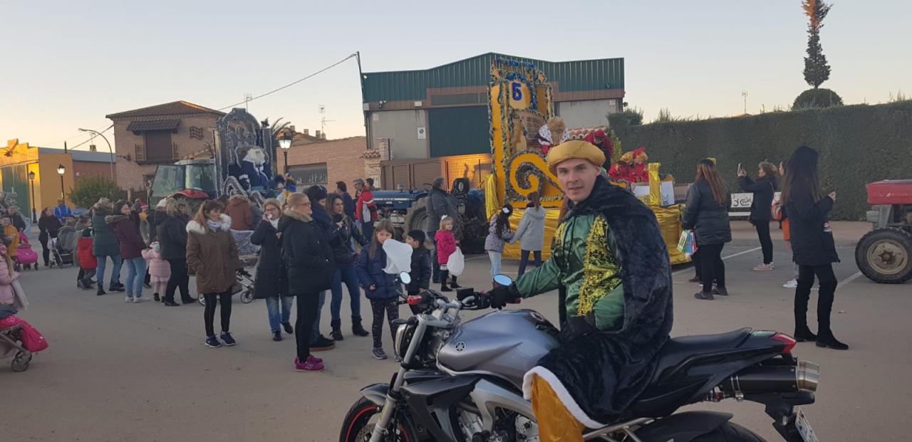 En Cazalegas, los Reyes Magos cambian los camellos por las motos